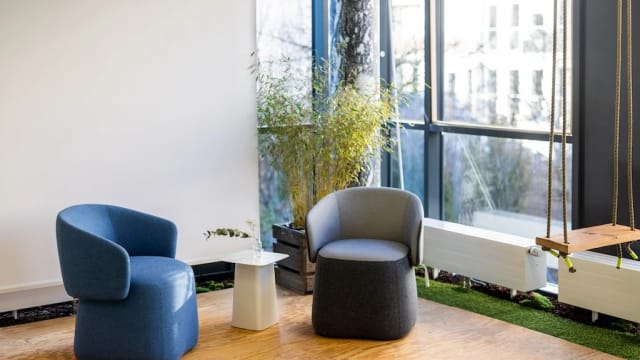 Biophilic breakout room for small group collaboration and business networking at Schwanthalerhöhe.
