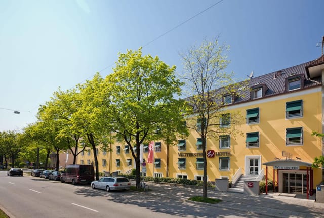Boutique property in Schwanthalerhöhe for corporate retreats and leadership workshops.