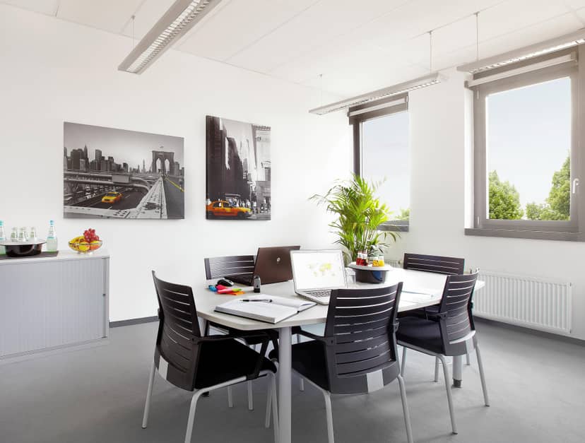 Agendis Business Center breakout room with natural light for team meetings and brainstorming.