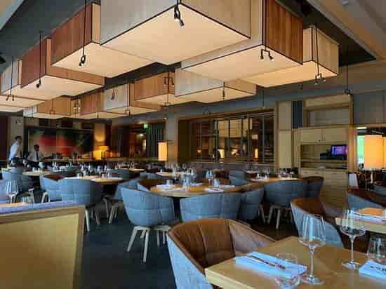 The LOUIS Grillroom: Elegant corporate dining venue for sophisticated networking events.