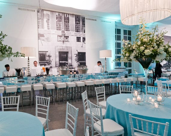 Terrassensaal Haus der Kunst: Modern event space with floral centerpieces for elegant receptions.