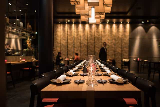 Luxury long-table setup at Azuki München, perfect for exclusive executive dinners or VIP events.