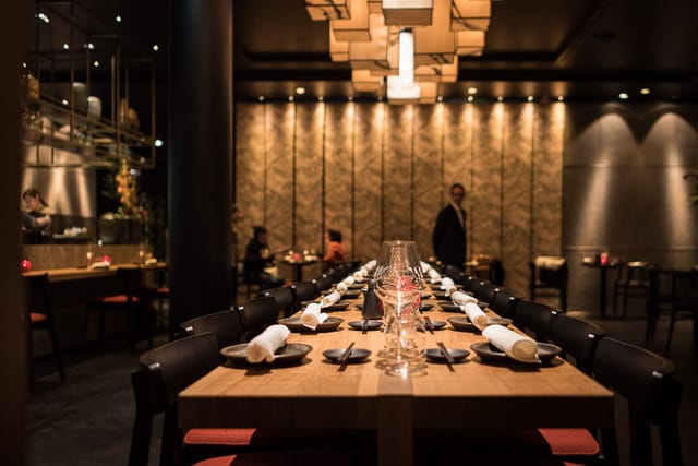 Luxury long-table setup at Azuki München, perfect for exclusive executive dinners or VIP events.