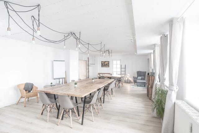 Breakout room at Seminary Der Raum with boardroom table, ideal for workshops and brainstorming.