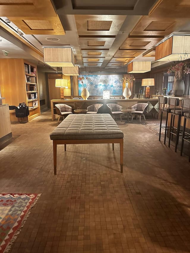 Bar & Lounge