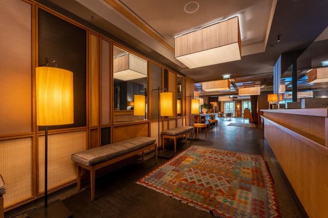 Bar & Lounge