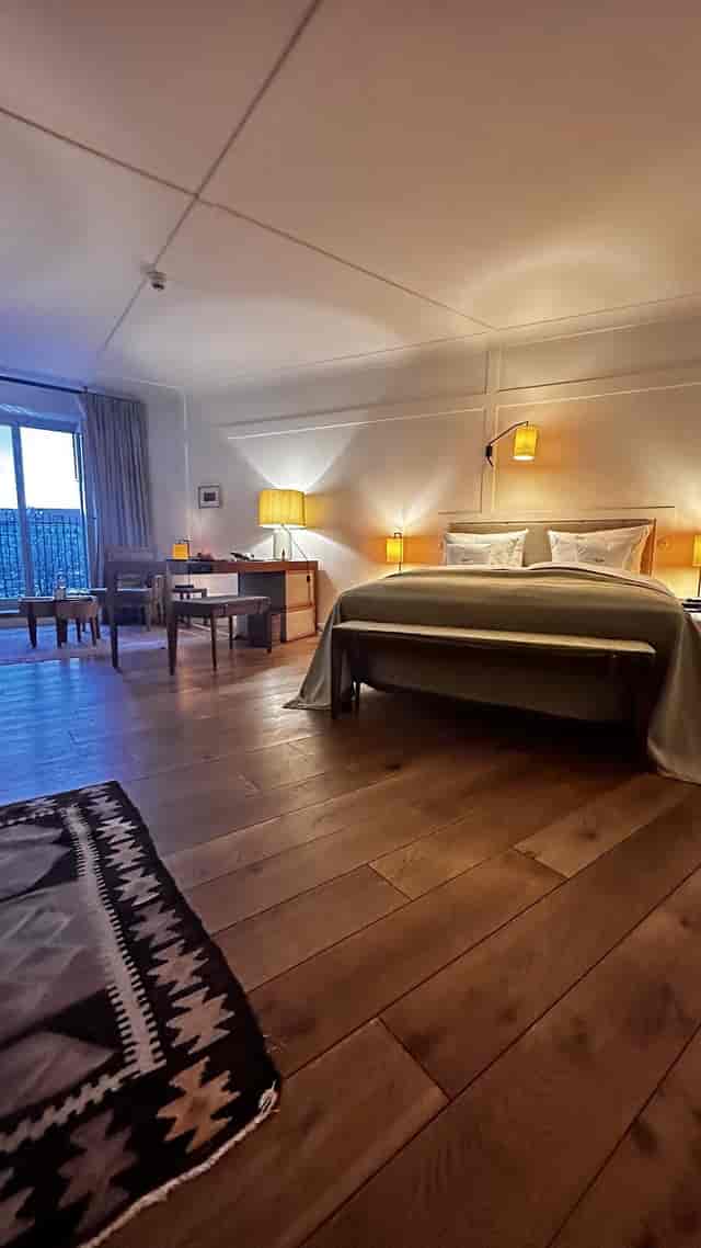 LOUIS Hotel Market Room with workspace for corporate event and business travel accommodation.