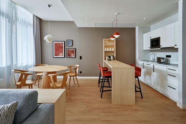 Residence Inn Munich Central suite: versatile meeting space for corporate events and team workshops.