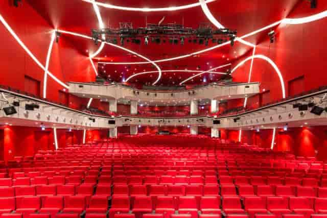 Red tiered auditorium at Burgtisch Munich for keynote presentations and gala events.
