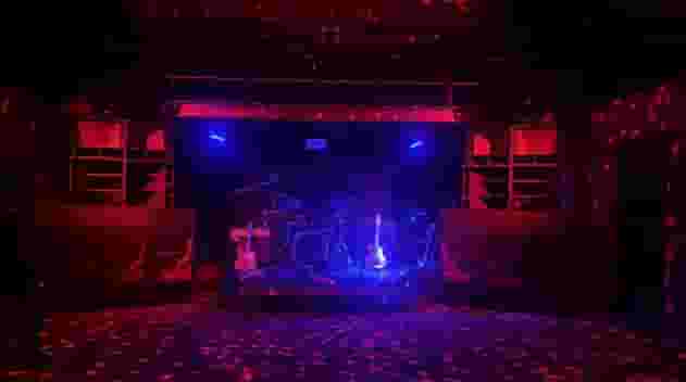 CLUB CHEEK