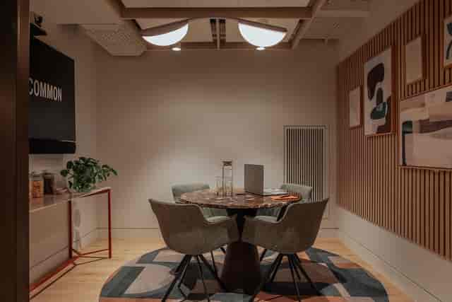Modern meeting room with circular table, ideal for creative brainstorming sessions.