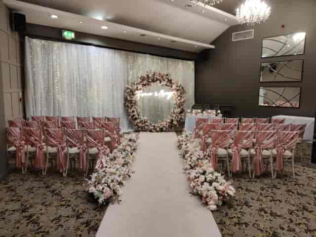 Red Hall Hotel wedding ceremony: circular floral backdrop and aisle, perfect for intimate events.