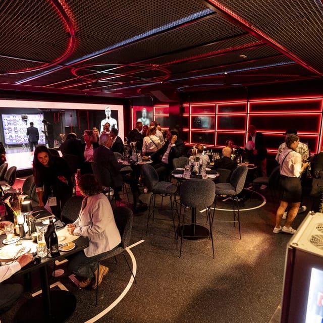 PLAYERS CLUB SAP Garden: Modern lounge with LED lighting for corporate events and brand activations.