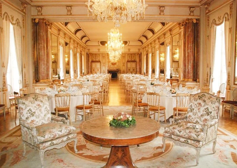 Elegant Coudenberg Palace ballroom with classic architecture for gala dinners and corporate events.