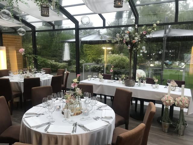 Villattitude conservatory banquet hall with floral decor for intimate weddings and social dinners.
