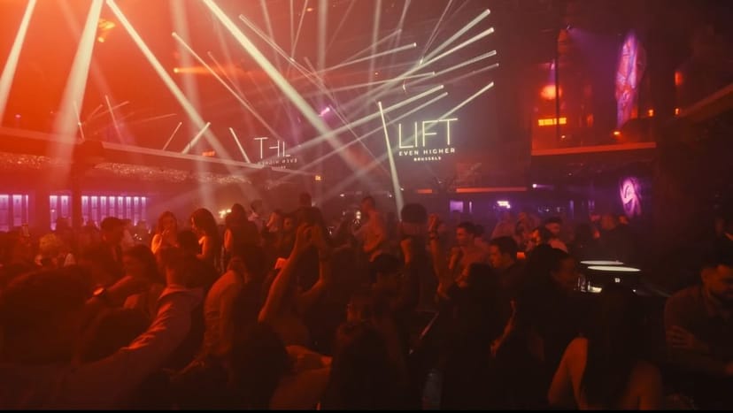 Event planner hosting an evening reception in LIFT Brussels with sophisticated lighting design.