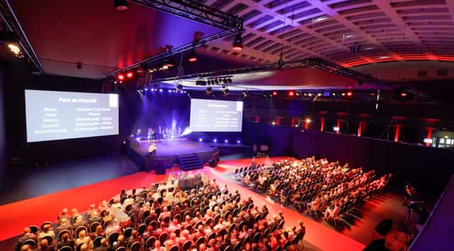 Plenary session at Auditorium 2000 Brussels Expo with dual screens for corporate events and staging.