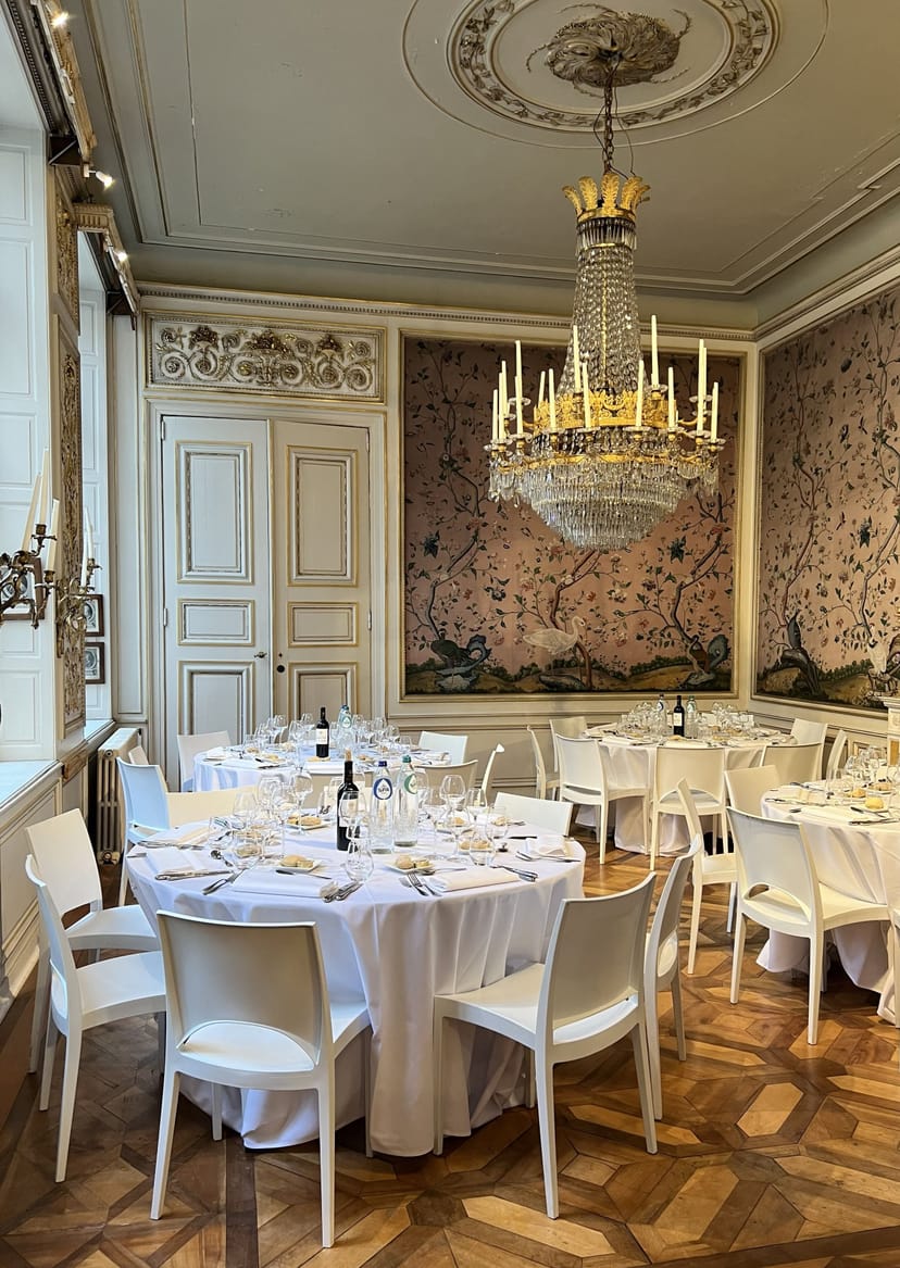 Elegant Sablon Event reception room with grand chandelier for luxury VIP dinners and board lunches.