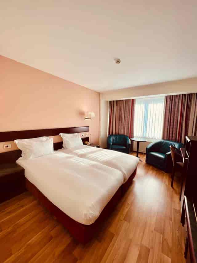 Twin-bed hotel room at Belgian Magellan, Bedford Hotel: corporate travel, conference accommodation.