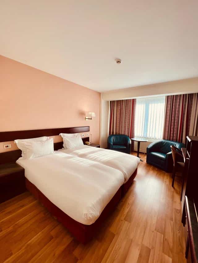 Twin-bed hotel room at Belgian Magellan, Bedford Hotel: corporate travel, conference accommodation.