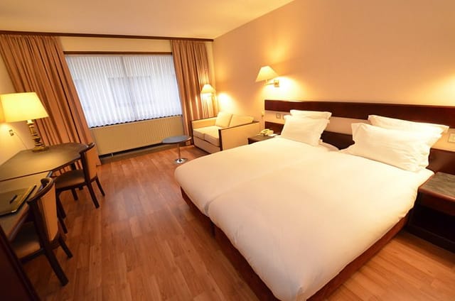 Bedford Hotel convention center room with workspace for corporate events and business meetings.