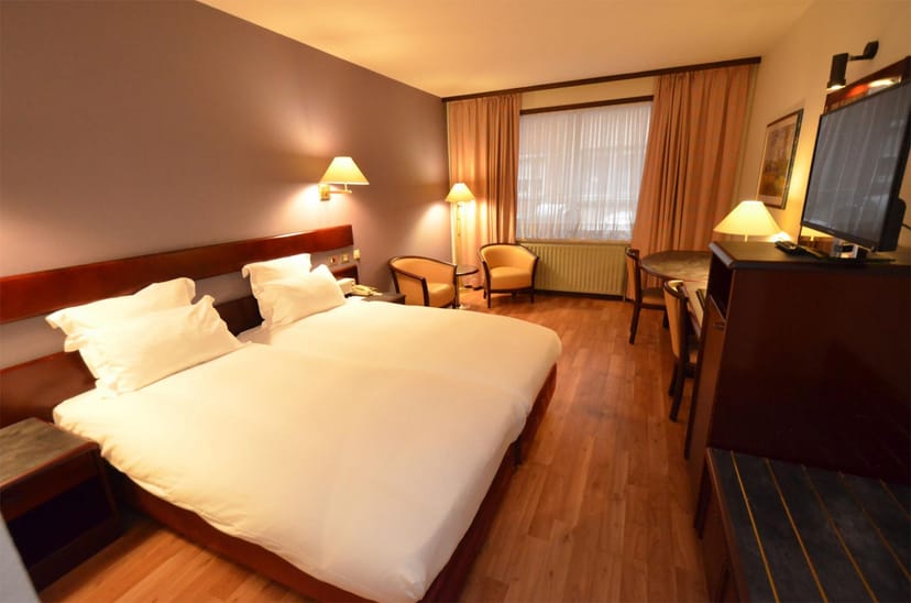 Standard twin hotel room for corporate events and business conferences at The Bedford.