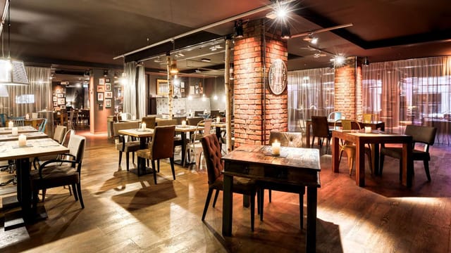 Industrial-chic meeting room at Pentahotel Brussels for intimate breakout sessions and networking.