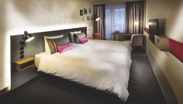 Pentahotel Brussels twin room with desk for business conference travelers.