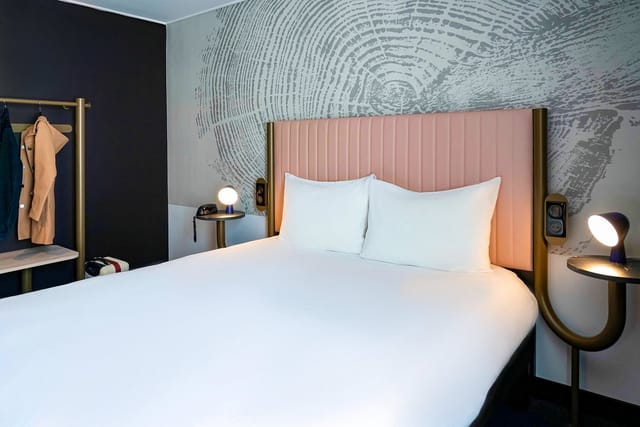 Modern hotel suite for business conferences with integrated lighting, Accor Live Limitless.