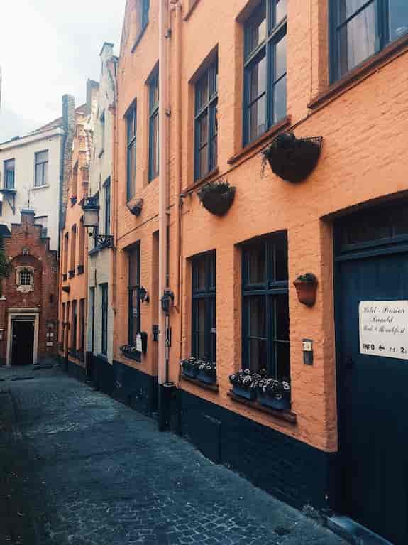 Cobblestone alleyway at Hotel Leopold Brugge, ideal for boutique site visits and walking tours.