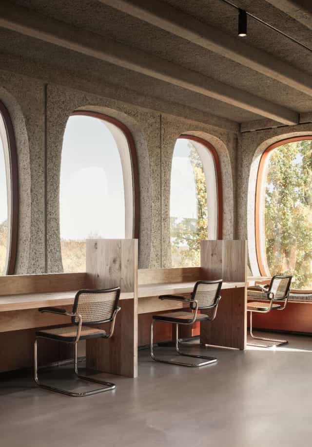 Bright co-working desk at Fosbury & Sons Boitsfort for focused meetings and office rental.