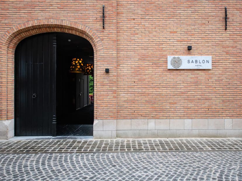 Boutique Hotel Sablon entrance, elegant facade, ideal for executive retreats and private events.