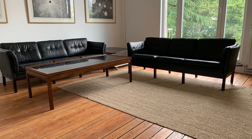 U-shaped VIP breakout foyer for executive meetings and corporate consultations.