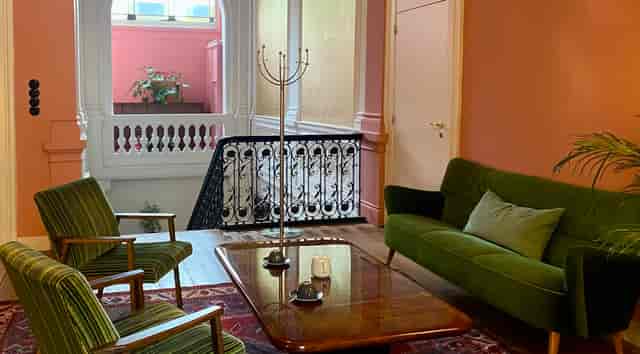 Intimate Bar in Full Circle breakout space for VIP board meetings and private events.