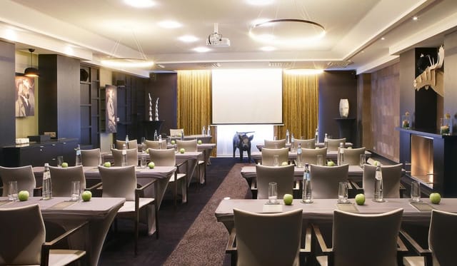 Classroom meeting room at Alcôve Le Louise Hotel for corporate workshops and professional training.