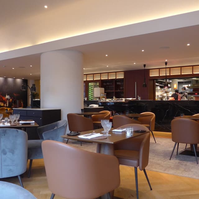 Restaurant & Bar