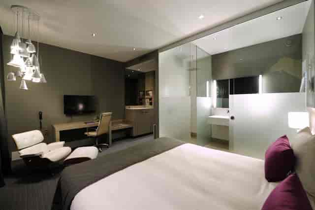 Modern corporate VIP meeting room at Van der Valk Brussels Airport with ergonomic seating.