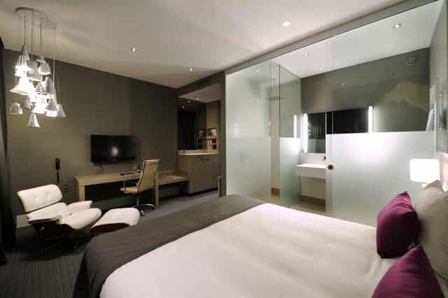 Modern corporate VIP meeting room at Van der Valk Brussels Airport with ergonomic seating.