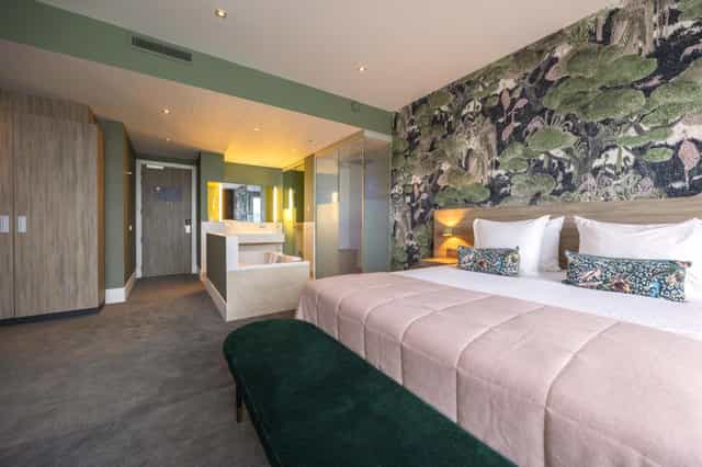 Modern hotel room with mural feature wall, ideal for VIP speakers and incentive travel.