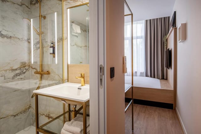 Modern Jill Hotel Brussels room with open-plan bathroom for business travel and event lodging.