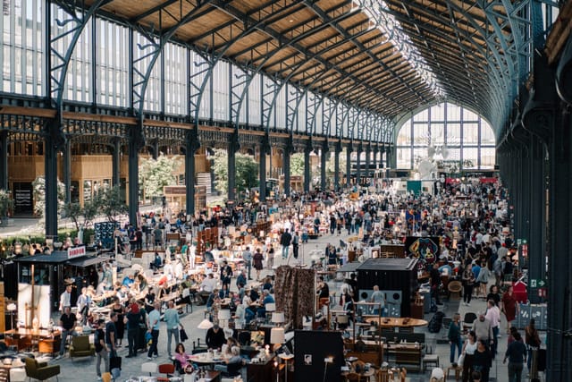 Industrial Quai Aux Poissons venue, open-concept floor plan for trade shows and marketplaces.