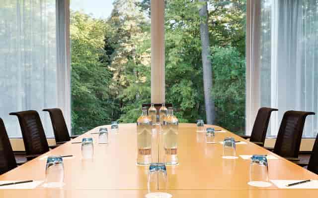 Biophilic executive boardroom in Dolce La Hulpe Brussels for high-stakes corporate meetings.