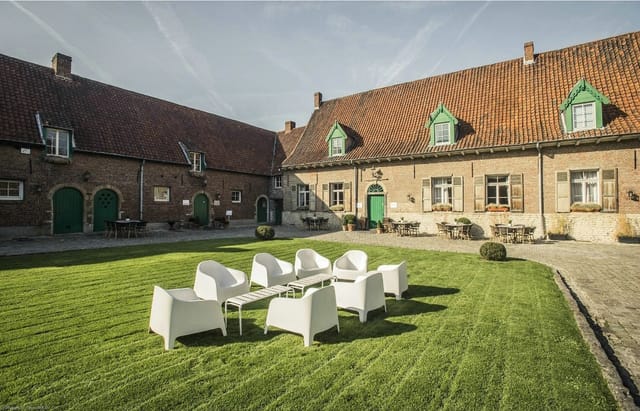 Salons de Romree courtyard: modern lounge furniture for corporate networking and breakout sessions.