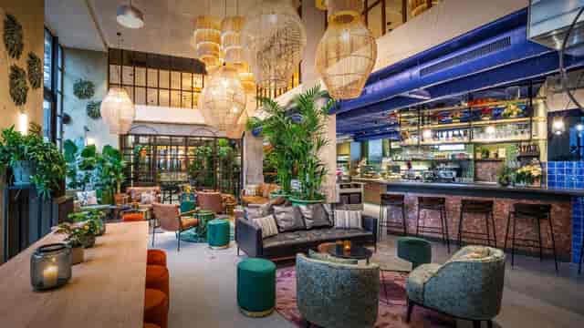 Café in SERRA: Modern breakout space for networking and collaborative corporate events.