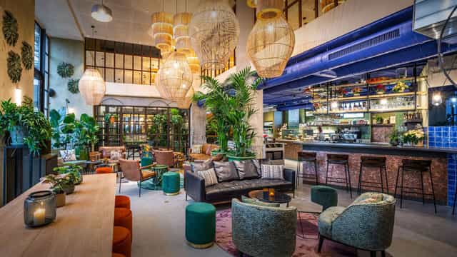 Café in SERRA: Modern breakout space for networking and collaborative corporate events.