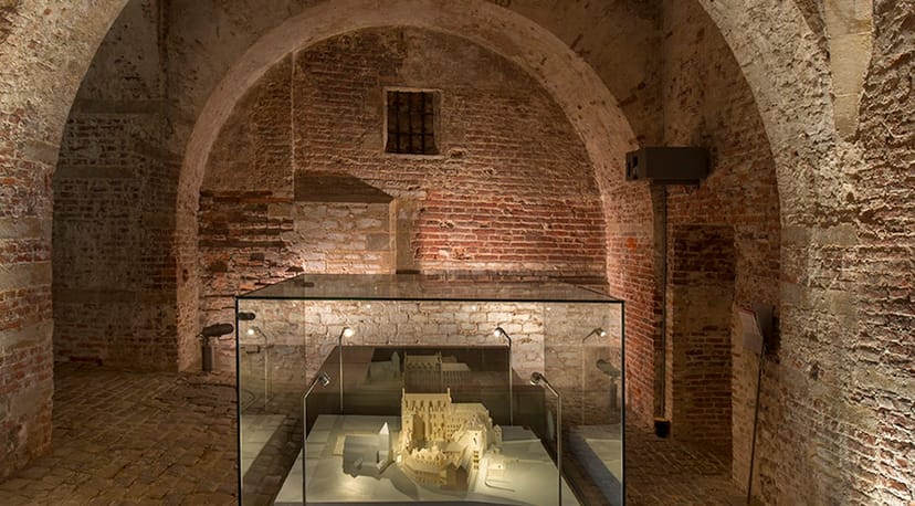 Exposed brick vaulted ceiling at Lapidary, Coudenberg Palace, ideal for VIP event receptions.