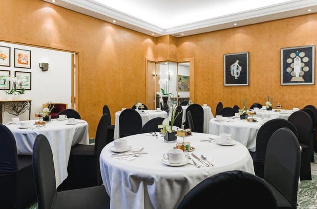 Le Patio Bastille banquet space with crisp white linens for professional meetings and events.