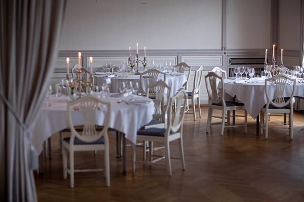 Upscale banquet setup with candelabras at Legenes hus conference center for gala or wedding.