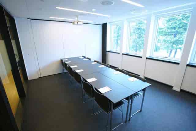 Boardroom-style meeting at Nationaltheatret Konferansesenter with natural light for team workshops.