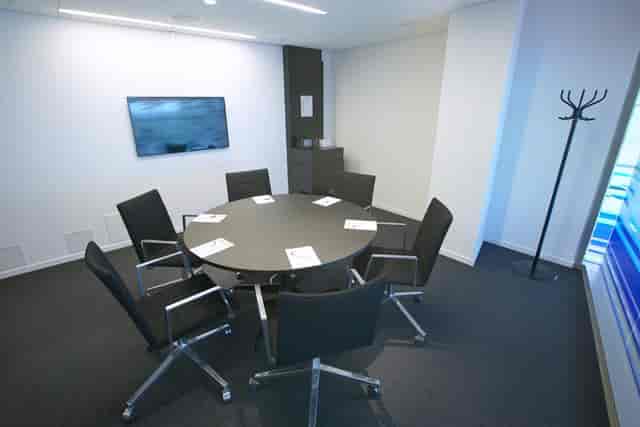 Minimalist breakout room at Nationaltheatret Konferansesenter for small team meetings and workshops.